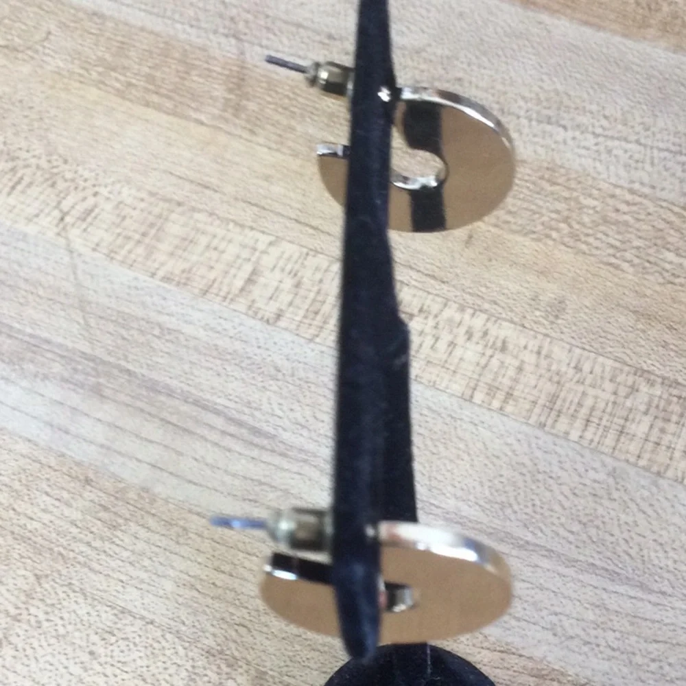 New Earring - Picture 2 of 5